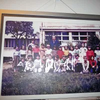 Učenci OŠ Vojke Šmuc leta 1979 z razredničarko Bernardo Mejak in učiteljem italijanskega jezika Srečkom Štefančičem. Levo zgoraj je Barbara Kampos, odgovorna urednica slovenskega programa koprske televizije  