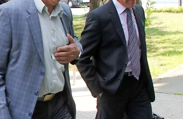 Franc Jezeršek (levo) z odvetnikom Ivanom Makucem upa, da ga bo sodišče oprostilo