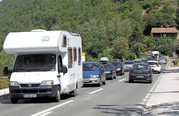 Voznikom, ki so namenjeni na Hrvaško,  v Prometno-informacijskem centru za državne ceste svetujejo uporabo manjših mejnih prehodov