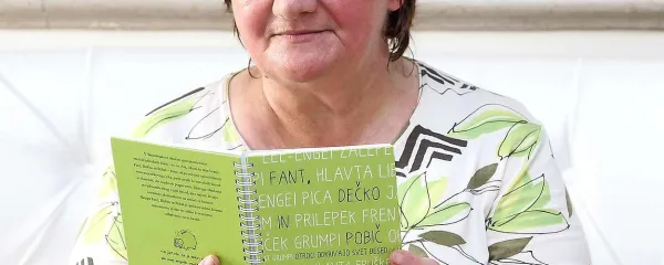 Zlata Krašovec s svojim knjižnim prvencem Fant, Dečko in Pobič. “S to knjigo želim bralce spodbuditi, da ohranjajo vesel odnos do jezika,” pravi.