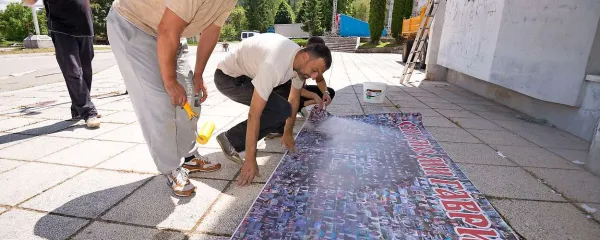 Priprave na okrasitev mesta s fotografijami Gavrila Principa 