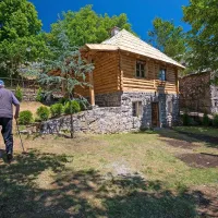 V četrto obnovljena hišica