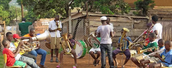 Podmladek pihalnega orkestra organizacije Rainbow House of Hope. Not ne uporabljajo, raje se učijo po posluhu.
