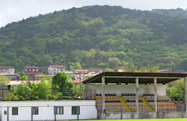 Sežanski občinski svet je že aprila lani potrdil denar za  obnovo stadiona,    Občina pa je napovedala, da bodo dela končana  do avgusta letos. Vendar so pogodbo z izvajalcem  podpisali šele v petek. Župan Davorin Terčon zanika, da bi bila za to kriva