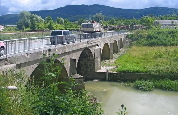 Kdaj bodo začeli z  obnovo zareškega mostu pri Ilirski Bistrici, se še ne ve, desno  od njega pa naj bi postavili začasni pontonski most