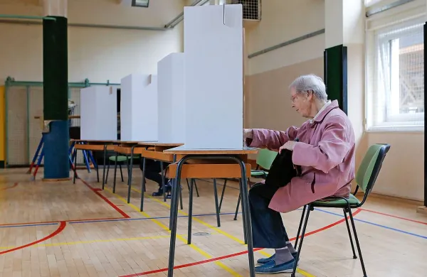 Dežurna služba ministrstva za notranje zadeve je od začetka volilnega molka v petek opolnoči do danes do 11.30 prejela 196 prijav domnevnih kršitev volilnega molka v okviru današnjih državnozborskih volitev