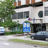 Preiskovalna sodnica je po četrtkovem zaslišanju odredila pripor za domnevnega vodjo združbe in njegovega sodelavca, tretji osumljeni pa je odšel na prostost 