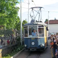 Tako je konec tedna na opensko postajo pripeljal prvi tramvaj po dveh letih. Navdušenje ljudi je bilo veliko.
