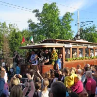 Muzejski tramvaj je pripeljal petične goste, kasneje pa so si ga lahko ogledali tudi obiskovalci
