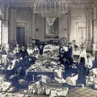 Zbiranje paketov za vojake v poslopju Deželne vlade leta 1914