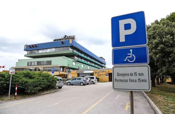 Napis na parkirišču pred urgenco opozarja, da je postanek dovoljen samo 15 minut