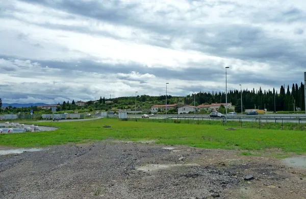 Ograjeno in avtomatizirano parkirišče za avtodome nameravajo urediti na območju med hitro cesto in avtobusnim postajališčem