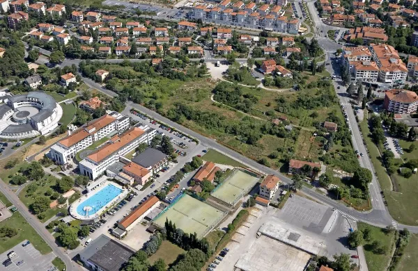 Bo trikotnik pri hotelu Delfin kmalu dobil novega lastnika?
