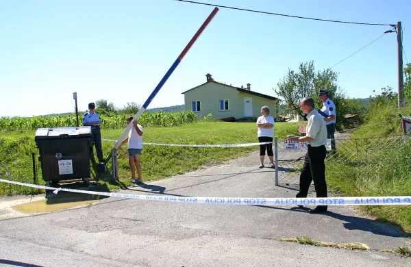 Igor Lazar je po ukazu občinskega inšpektorja pred dnevi zapornico dvignil, vendar jo je po trditvah domačinov potem kmalu spet spustil