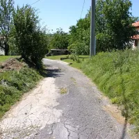 Sporna cesta, ki s ceste med Borštom in Laborjem vodi do parcel pod Borštom, zaselka Jurinčiči in doline Dragonje