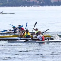 Napeta in izenačena dirka enojcev