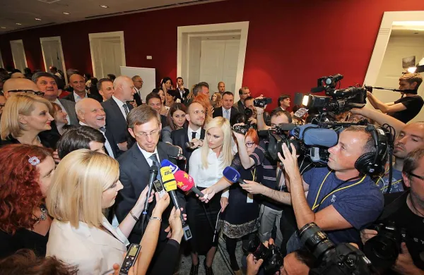  Miro Cerar, verjetni bodoči mandatar,  je ob sporočilu rezultatov predčasnih volitev težko skrival presenečenje  
