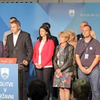 Socialni demokrati z Dejanom Židanom (za govorniškim pultom) so med največjimi poraženci predčasnih volitvah