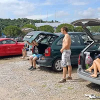 Skupina mladih  iz Posavja in okolice Ljubljane je bolj kot volitve mikala plaža 