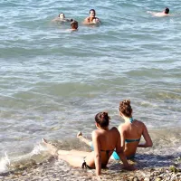 V vodi nas sonce bolj in hitreje ožge, saj je treba upoštevati tudi odboj sončnih žarkov od gladine (podobno kot na smučanju odboj od snega)