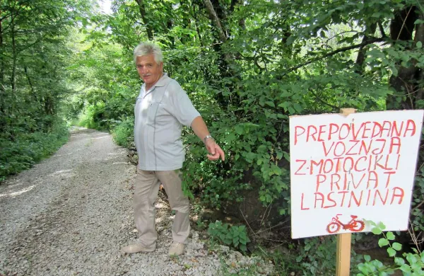 Maks Filipčič s Tater kaže na oznako, ki so jo po sili razmer postavili domačini sami, zato da bi se ubranili motoristov 
