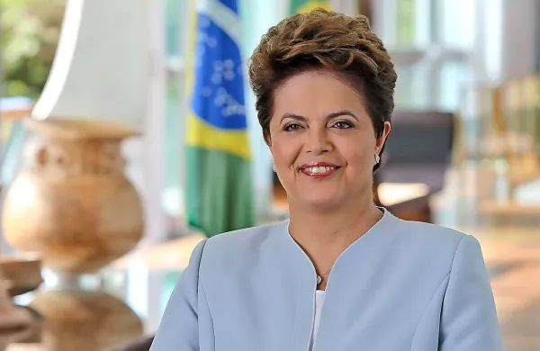 Brazilska predsednica Dilma Rousseff je danes v Fortalezi sprejela voditelje ostalih držav Bricsa, v sredo pa se bodo pogovorom v Brasilii pridružili še južnoameriški voditelji