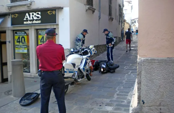 Na Župančičevi ulici v Kopru se je danes popoldne bežanje pred policistom  na motorju nesrečno končalo, s trkom policista motorista in mlajšega voznika skuterja