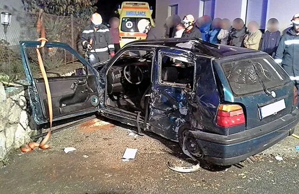 Trk v podporni zid je bil usoden za sopotnika, ki je sedel na zadnjem sedežu 