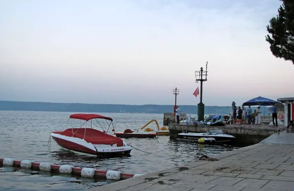 Nesreča, v kateri je julija 2010 pri Bernardinu umrl kopalec, je na sodišču po štirih letih dočakala prvi epilog