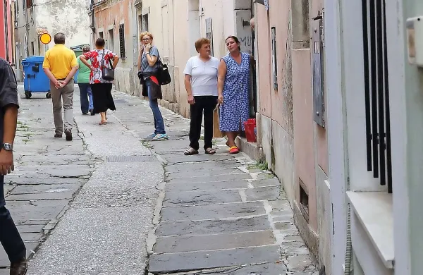 V ulici je kakšno uro po nesreči na tleh ostala le ponjava, bližnji stanovalci in mimoidoči pa so bili še vedno pod vtisom tragičnega dogodka