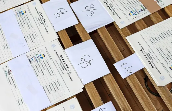 Neuradni volilni izid po preštetju glasovnic, ki so prispele po pošti iz Slovenije,  ni spremenil razmerij med strankami, ki so se uvrstile v državni zbor