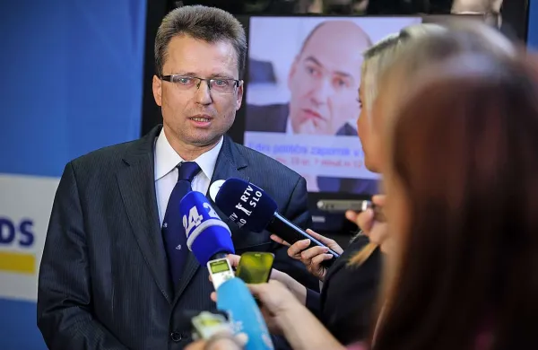 Zvonko Černač je danes  pojasnil, da v nedeljo ni napovedal blokade pri delu DZ. Dejal je, da bodo ves čas aktivno sodelovali v politiki in opravljali vse naloge, ki jih stranka, ki je dobila drugi najboljši rezultat, mora opravljati.