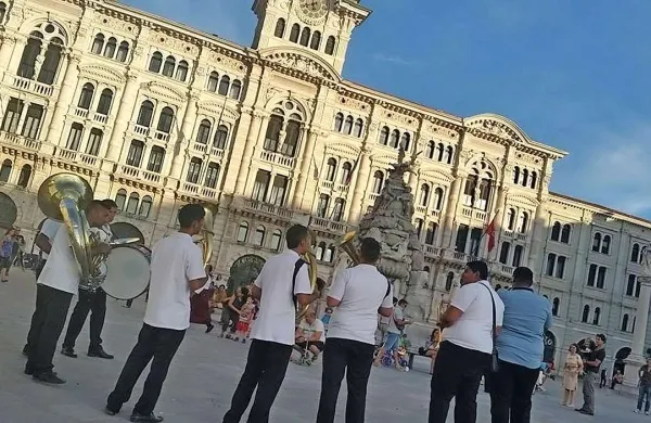 Orkester Elvisa Bajramovića na Velikem trgu v Trstu