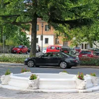 Fontana pred hotelom, ob Trgu 28. avgusta,  še ni dokončana. Na sredini manjka še kipec.
