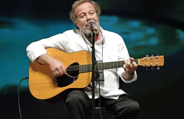 Drevi ob 21.30 bo na festivalu Folkest  na sedežu italijanske skupnosti v koprski palači Gravisi-Btuttorai nastopil  69-letni kantavtor iz Rima   Edoardo De Angelis