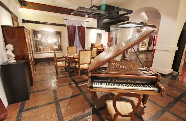 Direktor predlaga, da bi 190.000 evrov presežka porabili za nakup muzealij
