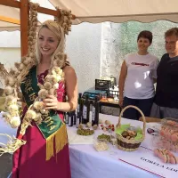 Kito česna si je okrog vratu nadela tudi vinska kraljica slovenske Istre Sara Pfeifer Pelicon