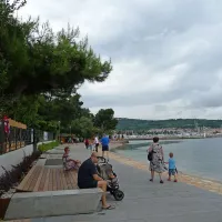 Sprehajalci radi posedijo tudi na ležalnih klopeh