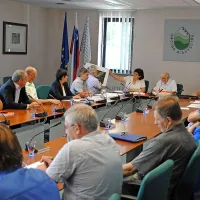 Na sestanku v Ajdovščini so prebivalci dosegli obljubo: investitorji bodo preverili možnost, da bi  bazno postajo postavili zunaj naselja 