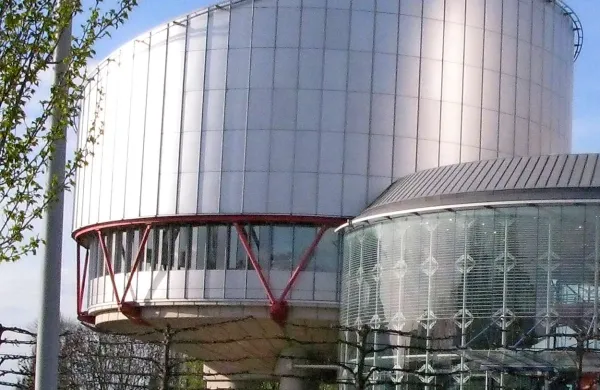 Evropsko sodišče za človekove pravice v Strasbourgu je v zadevi Ališić razsodilo, da sta Slovenija in Srbija tožnikom, varčevalcem LB oziroma Investbanke iz BiH, kršili pravico do varstva premoženja in učinkovitega pravnega sredstva
