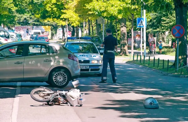 Danes ob 9.22 sta v Novi Gorici trčila voznik  motornega kolesa in voznik osebnega vozila