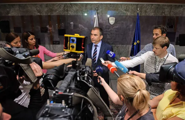 Predsednik DZ Janko Veber (v sredini) je včeraj pred začetkom parlamentarnih počitnic požel veliko zanimanje medijev