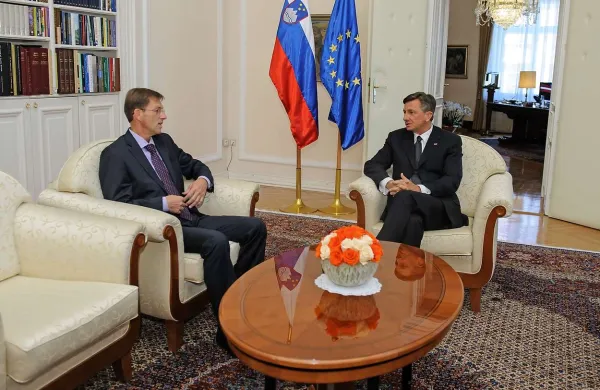 Najverjetnejši mandatar za sestavo vlade Miro Cerar se je danes pred neformalnim sestankom pri predsedniku republike Borutu Pahorju zadržano odzval na odločitev predsednice vlade, ki opravlja tekoče posle, Alenke Bratušek, da bo imenovala evropskega