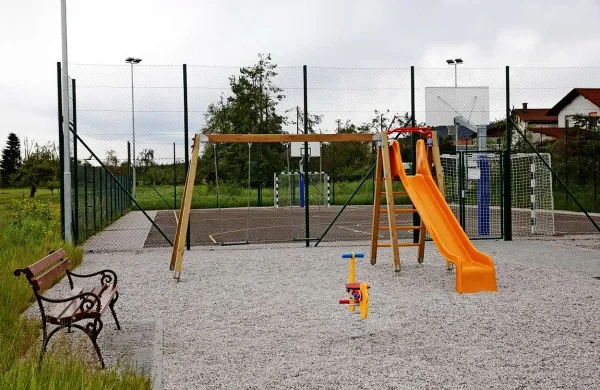 V Kočah so zgradili novo igrišče, vas je bila doslej brez kakršnega koli športnega objekta