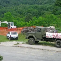 Rodičani z  napisi, kot je ta na starem tovornjaku,  opozarjajo na umik stolpa železniške telefonije iz Rodika