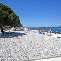 Na plažo so nasuli prod,  kopalcem pa so po novem na voljo tudi senčniki in ležalniki 