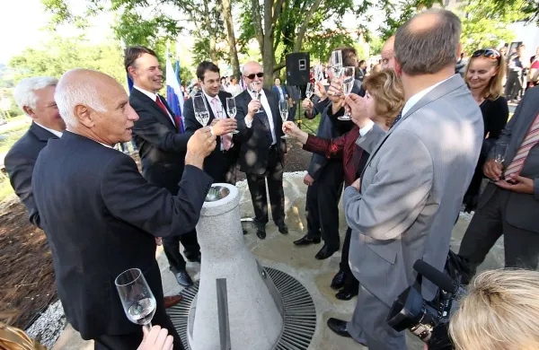 80 milijonov evrov vreden projekt Mrzlek je v Brda pripeljal boljšo vodo. Zaradi zapleta s plačilom 70.000 evrov pa župan Franc Mužič  (prvi z leve) sedaj kasira očitke. 