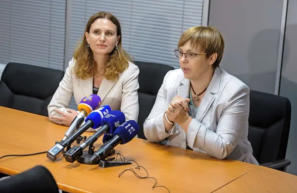 Informacijska pooblaščenka Nataša Pirc Musar (desno) je predala posle novi informacijski pooblaščenki Mojci Prelesnik.