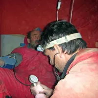 Poškodovanega jamarja je oskrboval tudi izolski zdravnik Rok Stopar. “Paziti smo morali predvsem na to, da se ne bi podhladil. V jami je vsega pet stopinj,” pravi Stopar. 
