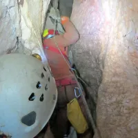 Jama Riesending Schachthöhle  zaradi visokih vertikal in izjemno ozkih prehodov velja za  eno najnevarnejših nemških jam